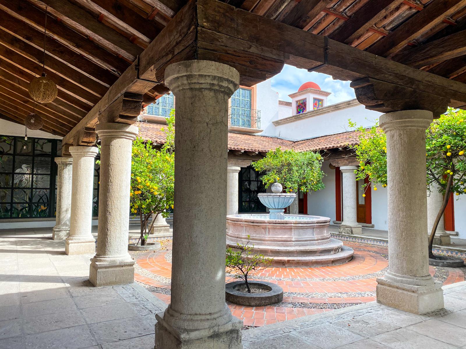 Vista lateral de patio con fuente de casa mexicana en venta en Juriquilla de Becerra y Asociados Bienes Raices Queretaro